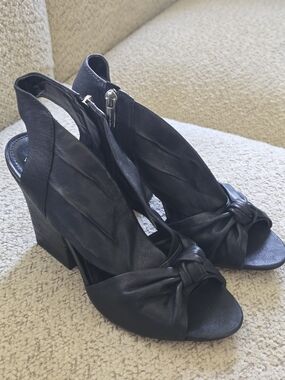 Vince Camuto Black Leather Peeptoe Heeled Sandals W Knot Detail Size 9